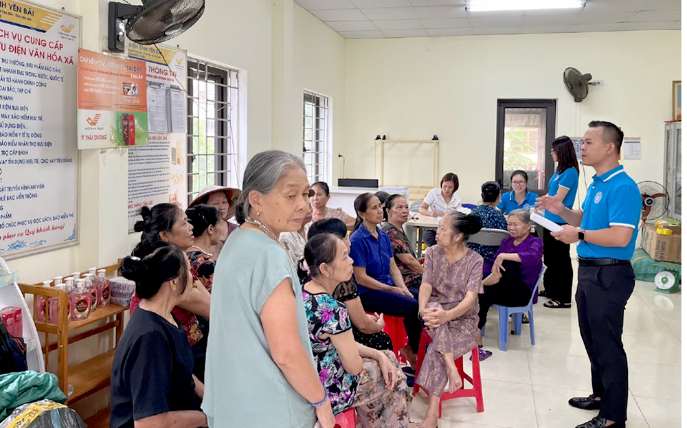 Cán bộ BHXH liên huyện Văn Chấn - Trạm Tấu tuyên truyền chính sách BHXH tự nguyện tại thị trấn nông trường Liên Sơn
